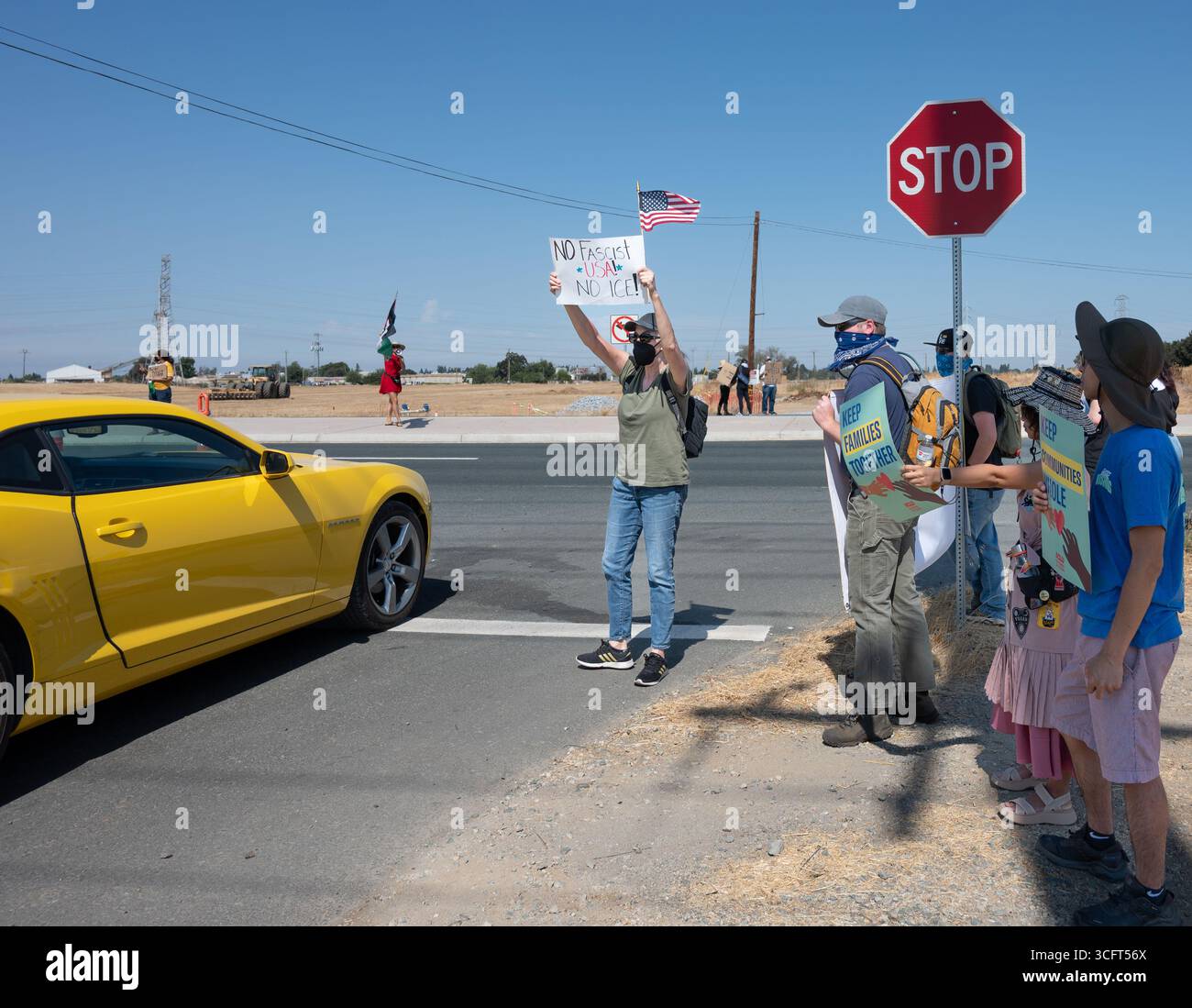 Ein Demonstrant hält ein Anti-EIS-Schild mit US-Flagge in der Nähe eines von der Zoll- und Grenzkontrolle (CBP) gesponserten Spartan Race-Events, bei dem EIS rekrutiert wird. Stockfoto