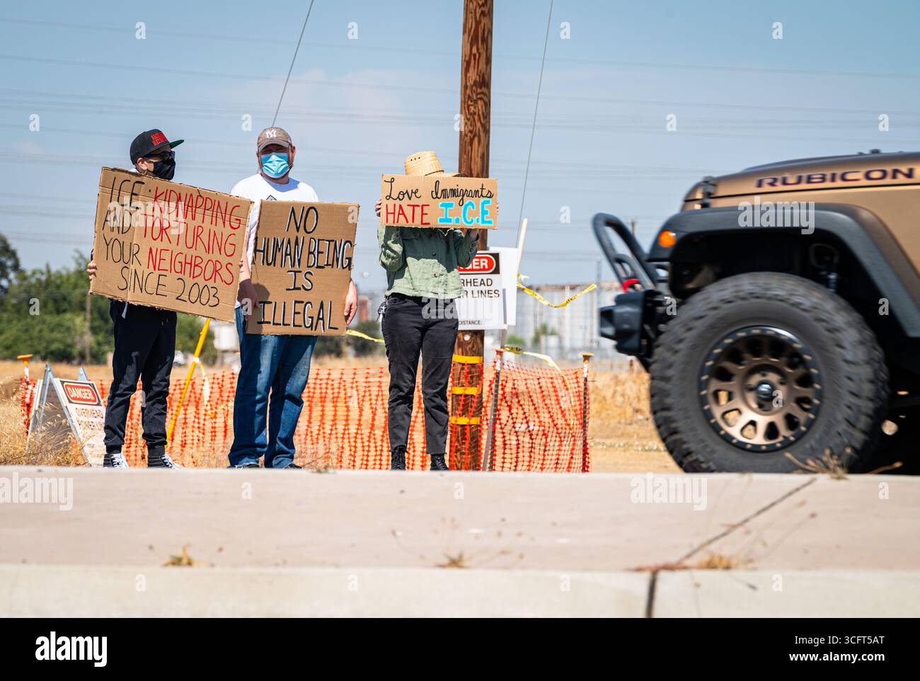 Die Demonstranten halten Anti-EIS-Schilder in der Nähe eines von der Zoll- und Grenzkontrolle (CBP) gesponserten Spartan Race-Events, bei dem EIS rekrutiert wird. Stockfoto Die Demonstranten halten Anti-EIS-Schilder in der Nähe eines von der Zoll- und Grenzkontrolle (CBP) gesponserten Spartan Race-Events, bei dem EIS rekrutiert wird. Stockfoto