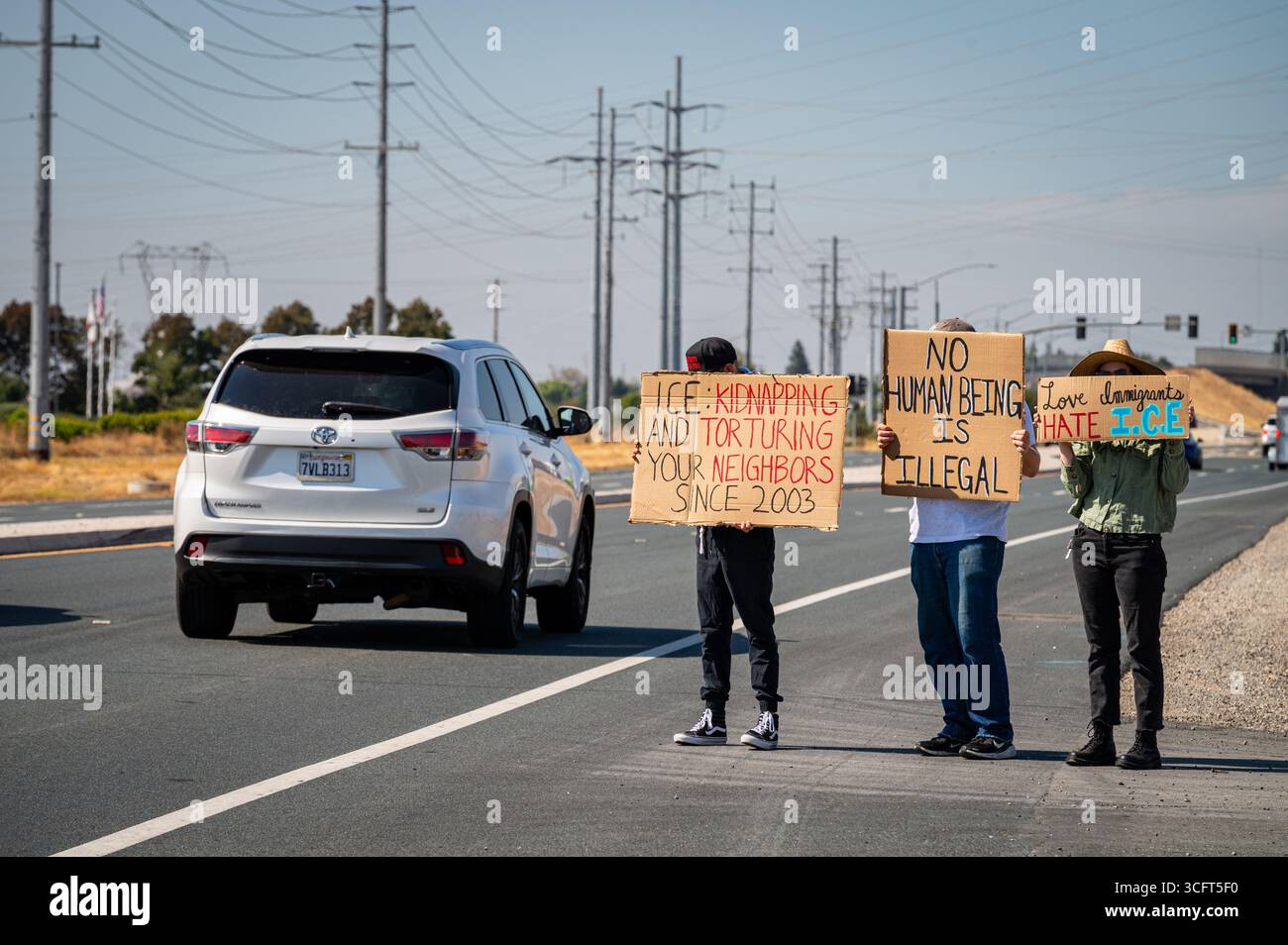 Die Demonstranten halten auf der Grant Line Road in der Nähe eines von der Zoll- und Grenzkontrolle (CBP) gesponserten Spartan Race-Events Anti-EIS-Schilder. Stockfoto Die Demonstranten halten auf der Grant Line Road in der Nähe eines von der Zoll- und Grenzkontrolle (CBP) gesponserten Spartan Race-Events Anti-EIS-Schilder. Stockfoto