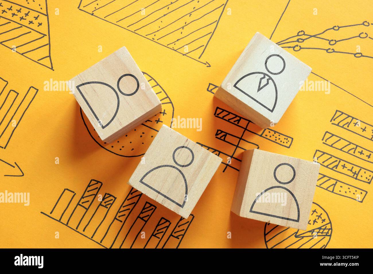 Zahlen von Vorgesetzten und Mitarbeitern. Delegierung oder effektives Management. Stockfoto