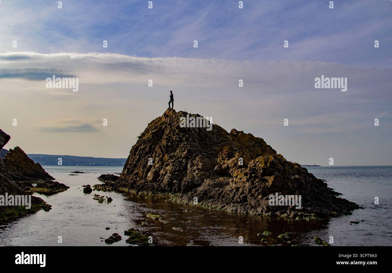 Kleine Person, große Landschaft: Mit Blick auf das Meer Stockfoto