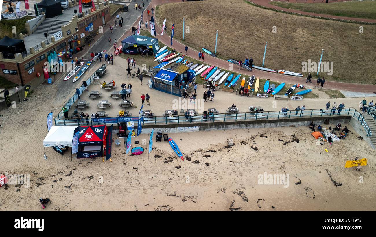 Stand Up Paddleboarding (SUP) Wettbewerber und Boards am Strand beim Big Dippa 2025 in Großbritannien – britische Paddleboard-Rennen und Wassersport Stockfoto