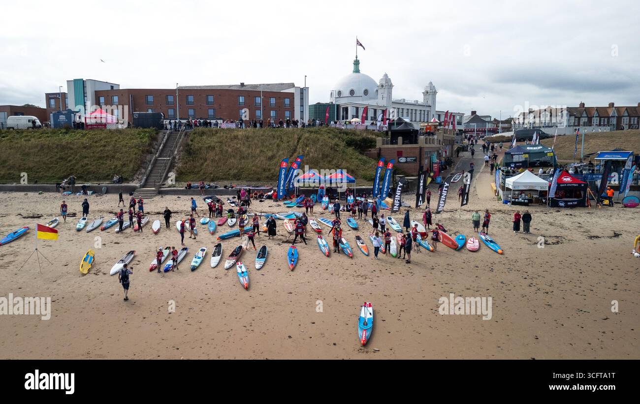Stand Up Paddleboarding (SUP) Wettbewerber und Boards am Strand beim Big Dippa 2025 in Großbritannien – britische Paddleboard-Rennen und Wassersport Stockfoto