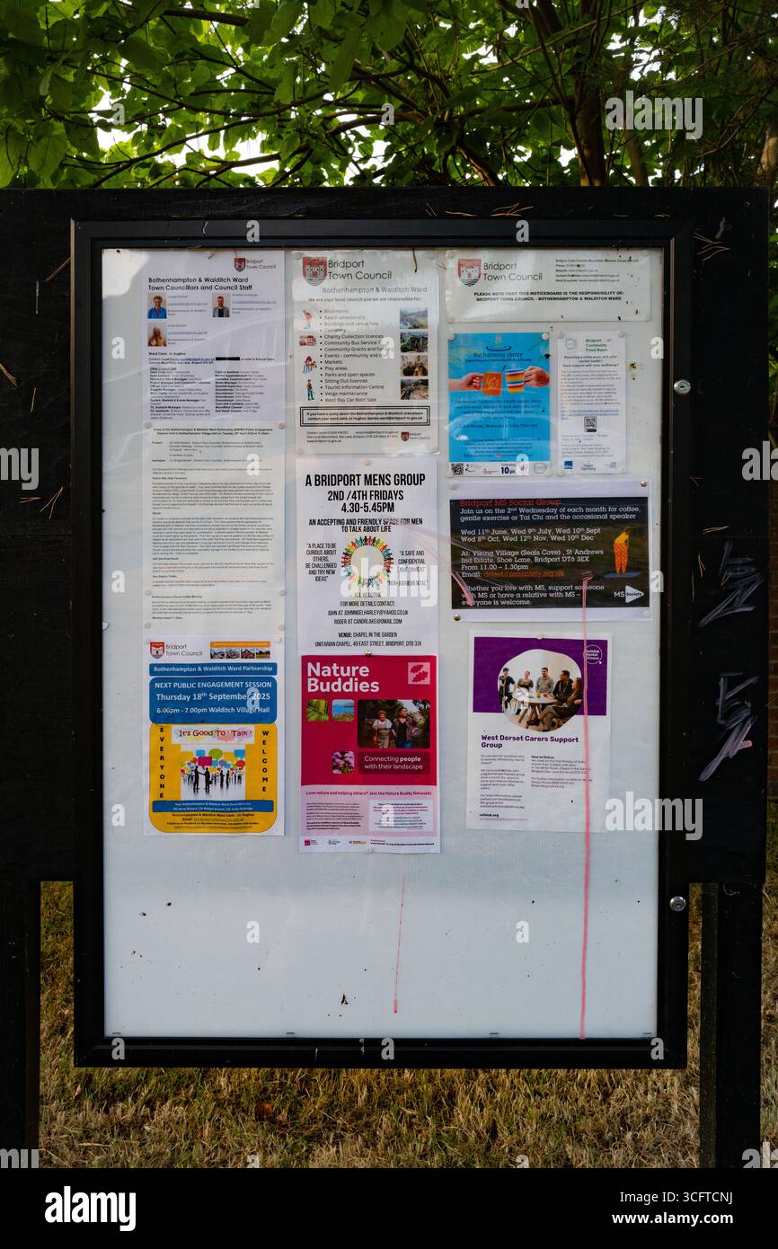 Community Connections: Lokales Noticeboard voller Veranstaltungen und Support-Gruppen in Bridport, Dorset. Konzept - Community. Stockfoto