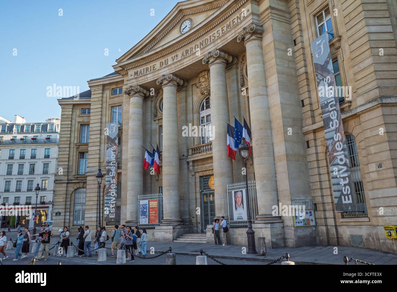 Das historische Mairie du 5e Arrondissement (Rathaus) in Paris, geschmückt mit französischen Fahnen und Bannern. Stockfoto