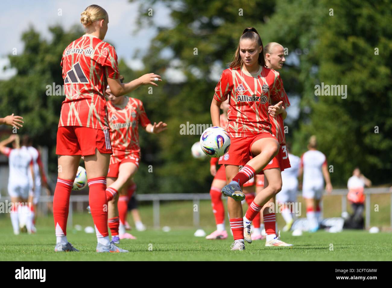 Stuttgart, Deutschland. August 2025. Stuttgart, 24. August 2025: Samira Di Lauro (8 FC Bayern München II) mit dem Ball während des Aufwärmens vor dem 2. Frauen-Bundesliga-Spiel zwischen dem VfB Stuttgart und dem FC Bayern München II im PSV Stadion Stuttgart. (Sven Beyrich/SPP) Credit: SPP Sport Press Photo. /Alamy Live News Stockfoto