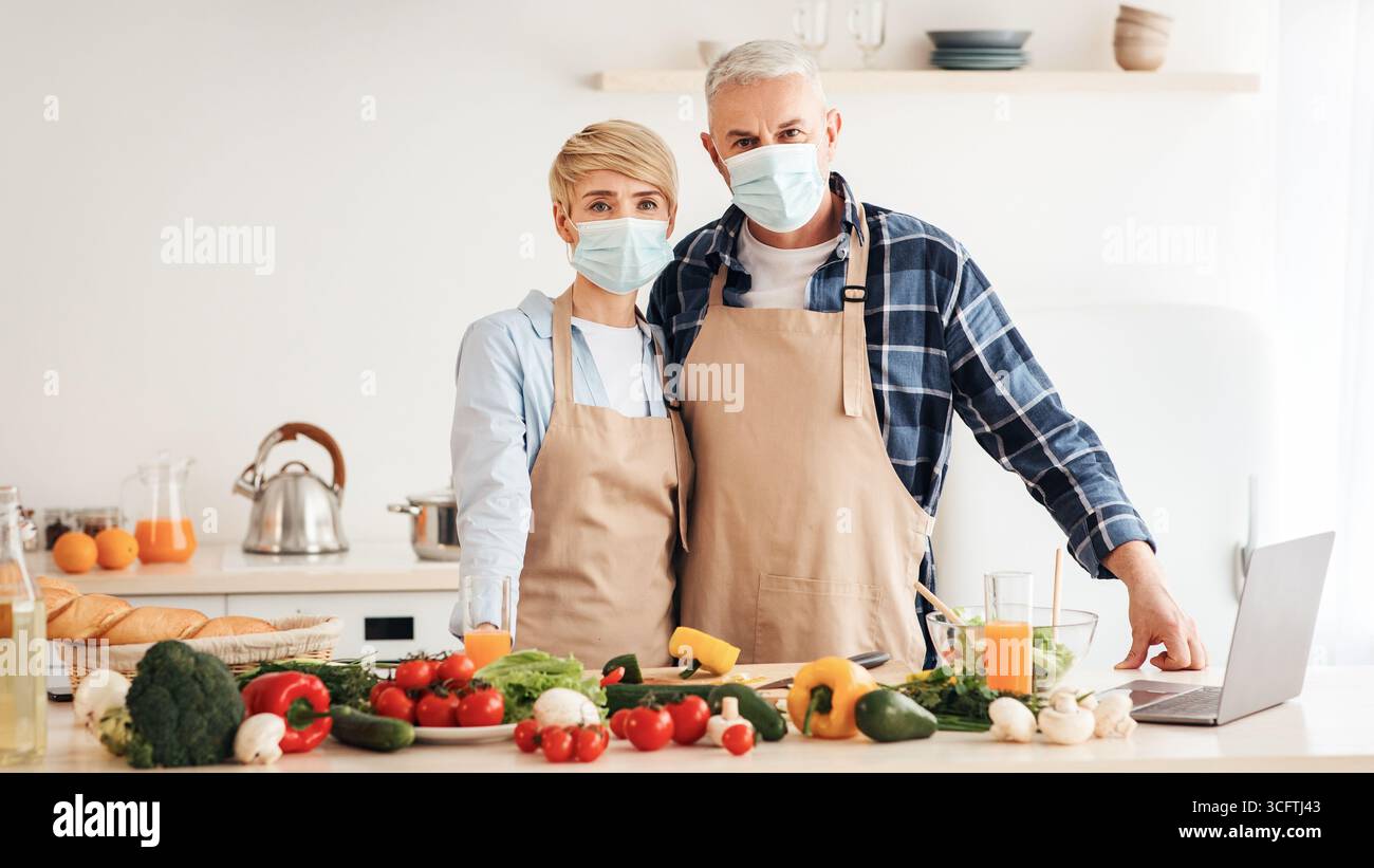 Covid-19 Pandemie und gemeinsames Kochen von Lebensmitteln, gesunde Ernährung und Veganismus Stockfoto
