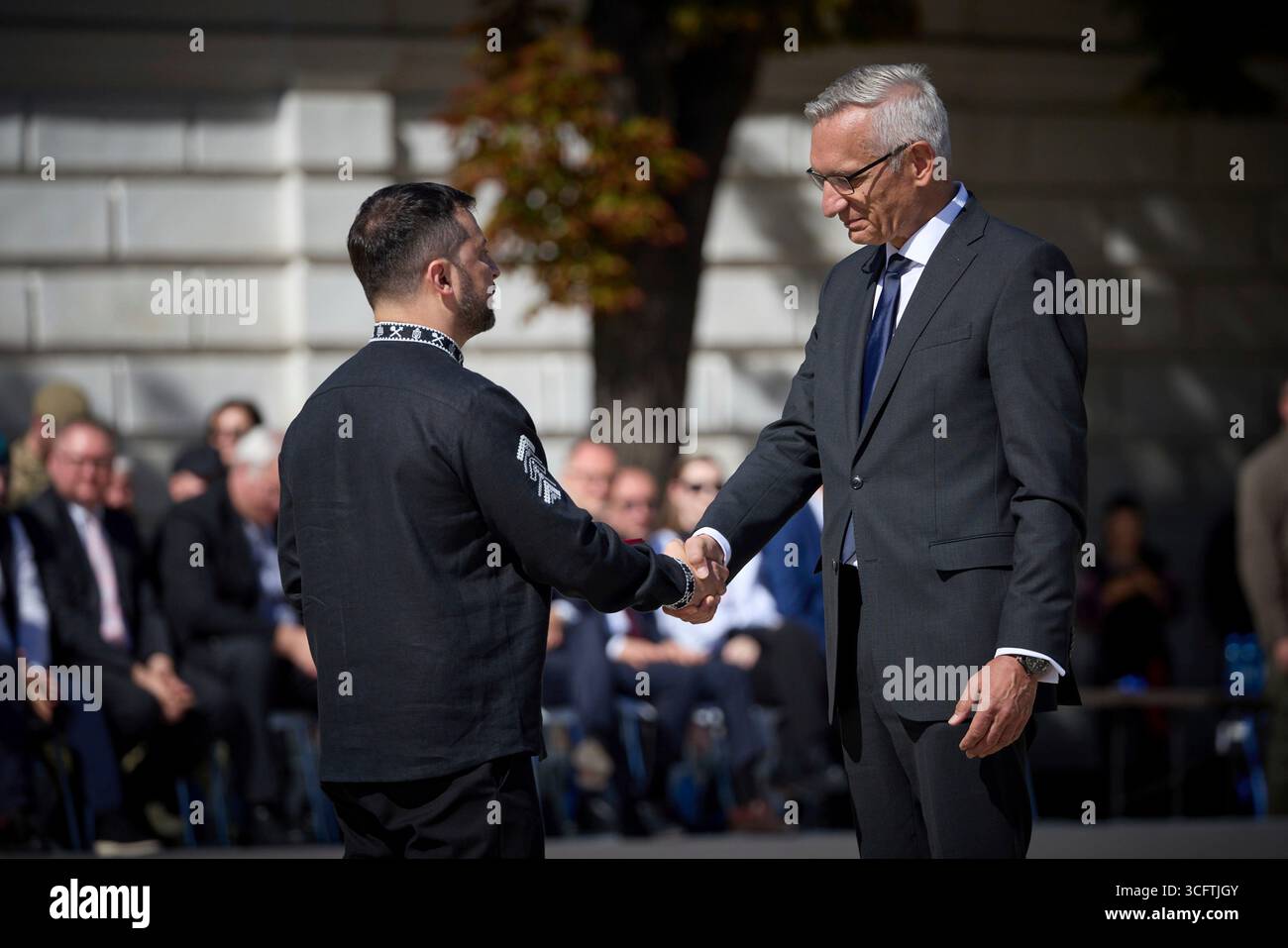 Kiew, Ukraine. August 2025. Der ukrainische Präsident Wolodymyr Zelenskyj, links, überreicht Martin Jäger, rechts, deutschen Botschafter in der Ukraine, den Verdienstorden 2. Klasse während der Zeremonien zum ukrainischen Unabhängigkeitstag am 24. August 2025 auf dem Sophia-Platz in Kiew, Ukraine. Zelensky war Gastgeber des kanadischen Premierministers Mark Carney. Kredit: Ukrainischer Ratsvorsitz/Pressestelle Des Ukrainischen Präsidenten/Alamy Live News Stockfoto