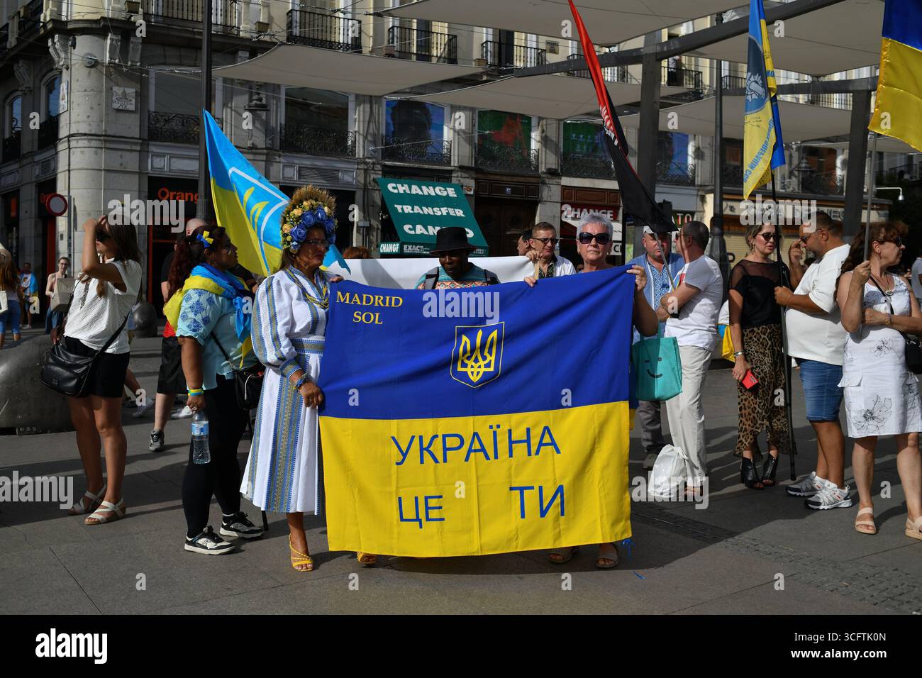 Manifesters während eines Protestes anlässlich des Unabhängigkeitstages der Ukraine, die Ukraine nicht feiert, widersetzt er sich in der Puerta del Sol. Madrid, August Stockfoto