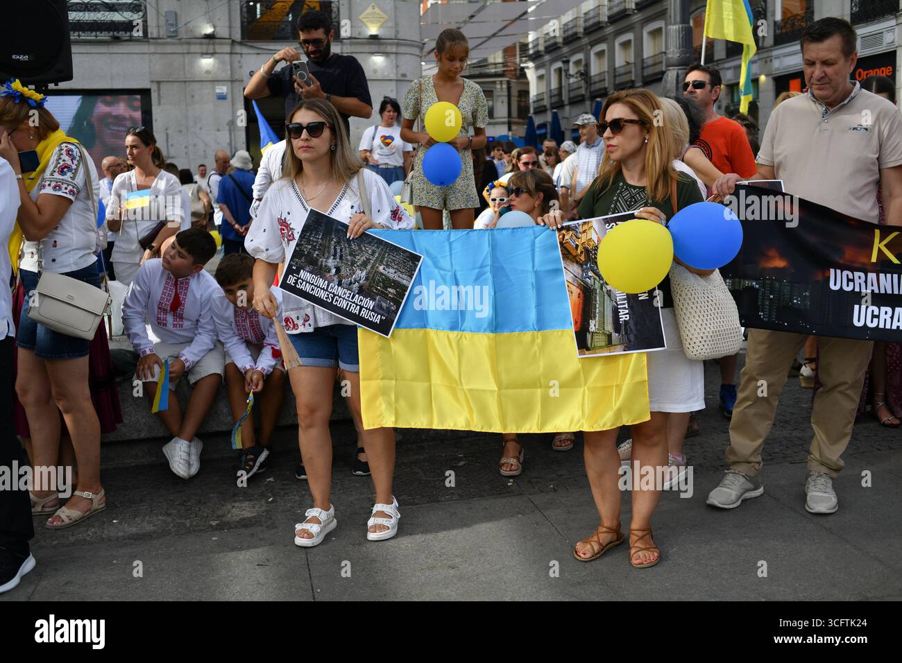 Manifesters während eines Protestes anlässlich des Unabhängigkeitstages der Ukraine, die Ukraine nicht feiert, widersetzt er sich in der Puerta del Sol. Madrid, August Stockfoto