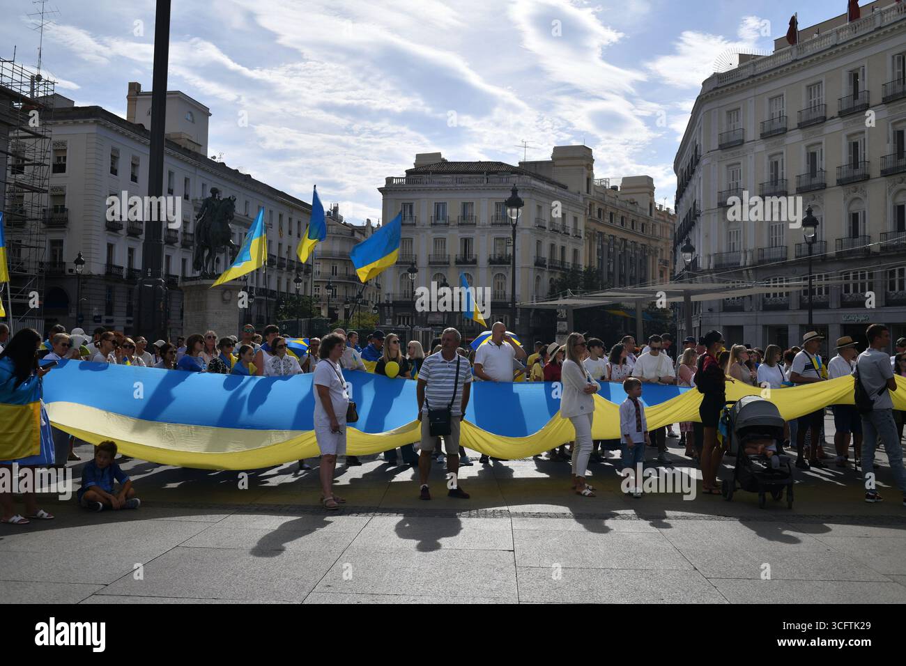 Manifesters während eines Protestes anlässlich des Unabhängigkeitstages der Ukraine, die Ukraine nicht feiert, widersetzt er sich in der Puerta del Sol. Madrid, August Stockfoto