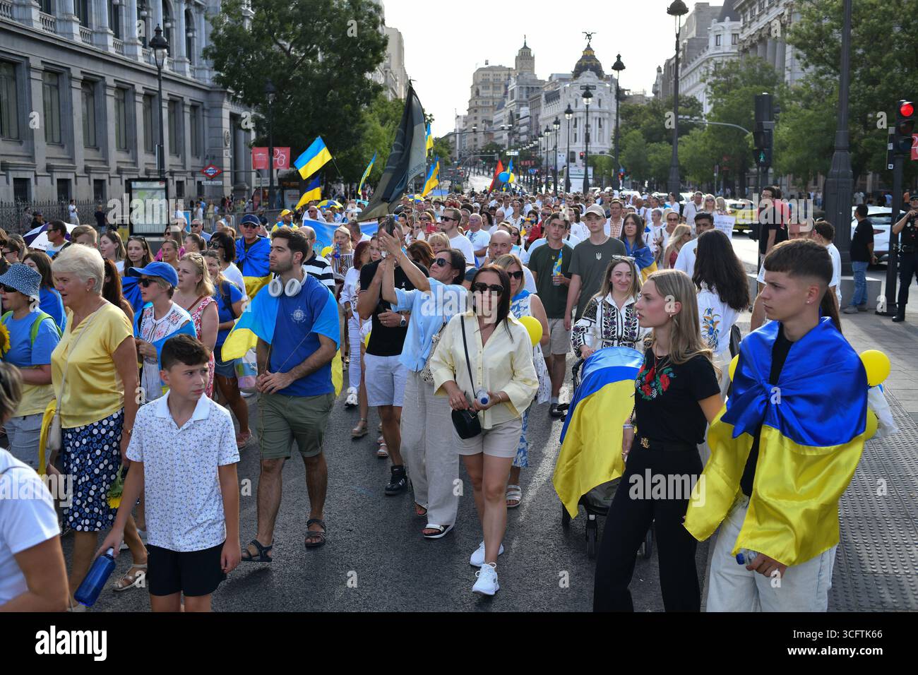Manifesters während eines Protestes anlässlich des Unabhängigkeitstages der Ukraine, die Ukraine nicht feiert, widersetzt er sich in der Puerta del Sol. Madrid, August Stockfoto
