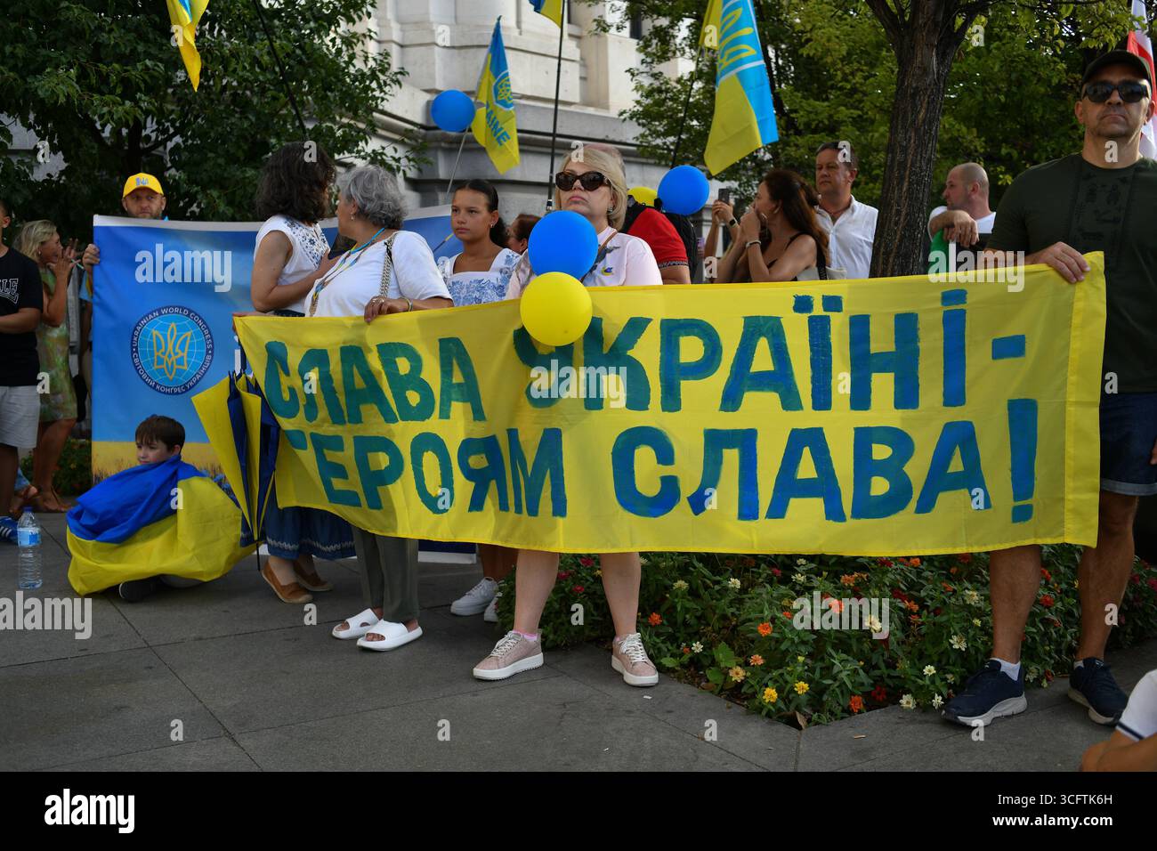 Manifesters während eines Protestes anlässlich des Unabhängigkeitstages der Ukraine, die Ukraine nicht feiert, widersetzt er sich in der Puerta del Sol. Madrid, August Stockfoto