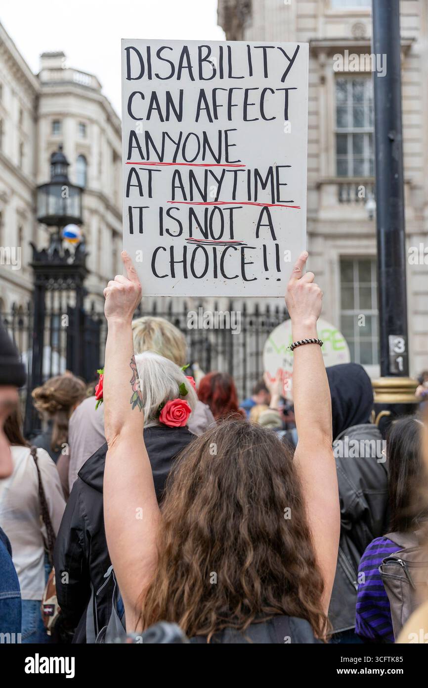 Whitehall, London, Großbritannien. Mittwoch, 26. März 2025 Hunderte versammelten sich, um gegen die Pläne der Regierung zu protestieren, Behindertenleistungen zu kürzen, was mit der Frühjahrserklärung von Kanzlerin Rachel Reeves zusammenfiel. Organisiert von Disabled People Against Cuts (DPAC) und unterstützt von Stop the war and Homes for All verurteilten Demonstranten die Sozialeinsparungen angesichts steigender Verteidigungsausgaben. Aktivisten warnten, dass die Kürzungen 250.000 Menschen – darunter 50.000 Kinder – in die Armut treiben könnten. Stockfoto