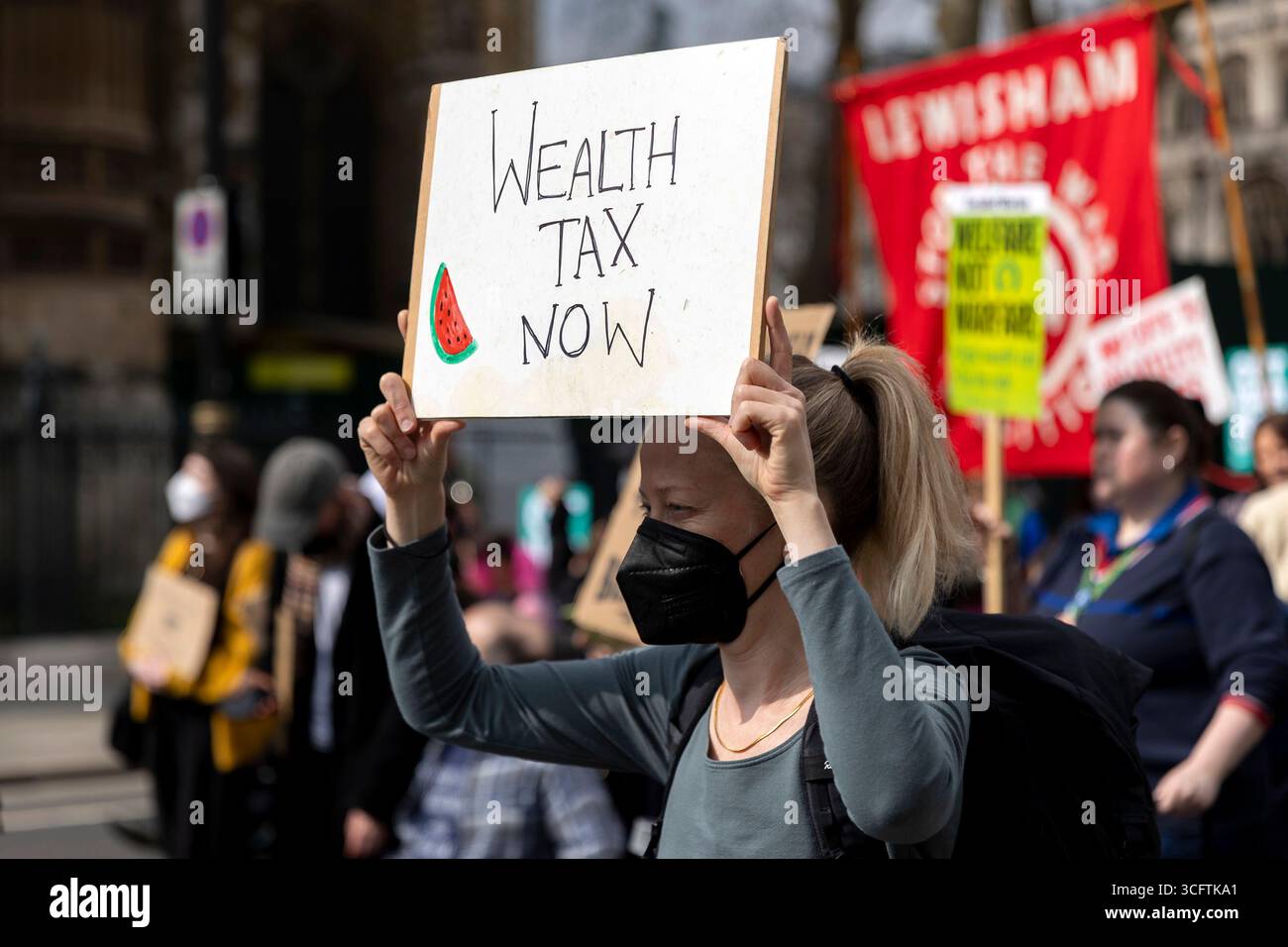 Whitehall, London, Großbritannien. Mittwoch, 26. März 2025 Hunderte versammelten sich, um gegen die Pläne der Regierung zu protestieren, Behindertenleistungen zu kürzen, was mit der Frühjahrserklärung von Kanzlerin Rachel Reeves zusammenfiel. Organisiert von Disabled People Against Cuts (DPAC) und unterstützt von Stop the war and Homes for All verurteilten Demonstranten die Sozialeinsparungen angesichts steigender Verteidigungsausgaben. Aktivisten warnten, dass die Kürzungen 250.000 Menschen – darunter 50.000 Kinder – in die Armut treiben könnten. Stockfoto
