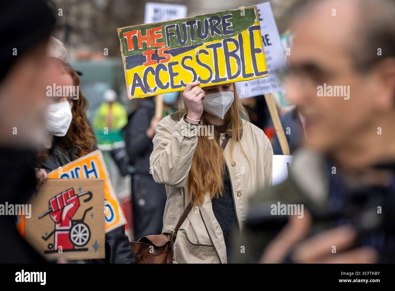 Whitehall, London, Großbritannien. Mittwoch, 26. März 2025 Hunderte versammelten sich, um gegen die Pläne der Regierung zu protestieren, Behindertenleistungen zu kürzen, was mit der Frühjahrserklärung von Kanzlerin Rachel Reeves zusammenfiel. Organisiert von Disabled People Against Cuts (DPAC) und unterstützt von Stop the war and Homes for All verurteilten Demonstranten die Sozialeinsparungen angesichts steigender Verteidigungsausgaben. Aktivisten warnten, dass die Kürzungen 250.000 Menschen – darunter 50.000 Kinder – in die Armut treiben könnten. Stockfoto
