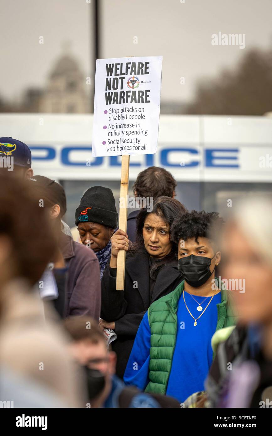 Whitehall, London, Großbritannien. Mittwoch, 26. März 2025 Hunderte versammelten sich, um gegen die Pläne der Regierung zu protestieren, Behindertenleistungen zu kürzen, was mit der Frühjahrserklärung von Kanzlerin Rachel Reeves zusammenfiel. Organisiert von Disabled People Against Cuts (DPAC) und unterstützt von Stop the war and Homes for All verurteilten Demonstranten die Sozialeinsparungen angesichts steigender Verteidigungsausgaben. Aktivisten warnten, dass die Kürzungen 250.000 Menschen – darunter 50.000 Kinder – in die Armut treiben könnten. Stockfoto