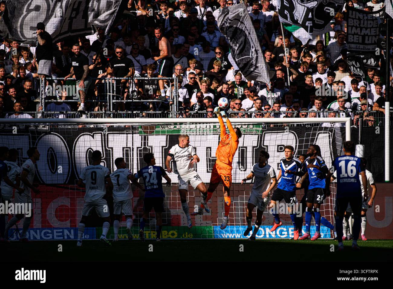 MÖNCHENGLADBACH, DEUTSCHLAND - 24. AUGUST 2025: - Das Fußballspiel der Bundesliga Borussia Mönchengladbach gegen den Hamburger SV im Borussia Park. Stockfoto