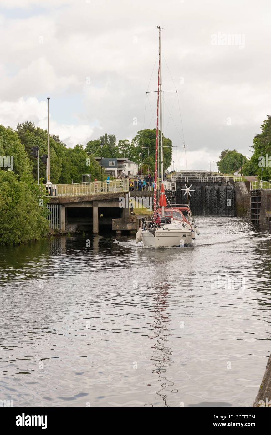 Ein Segelboot, das durch die Banavie Swing Bridge fährt, während es den Caledonian Canal am Fuße der Neptuntreppe in der Nähe von Fort William verlässt Stockfoto