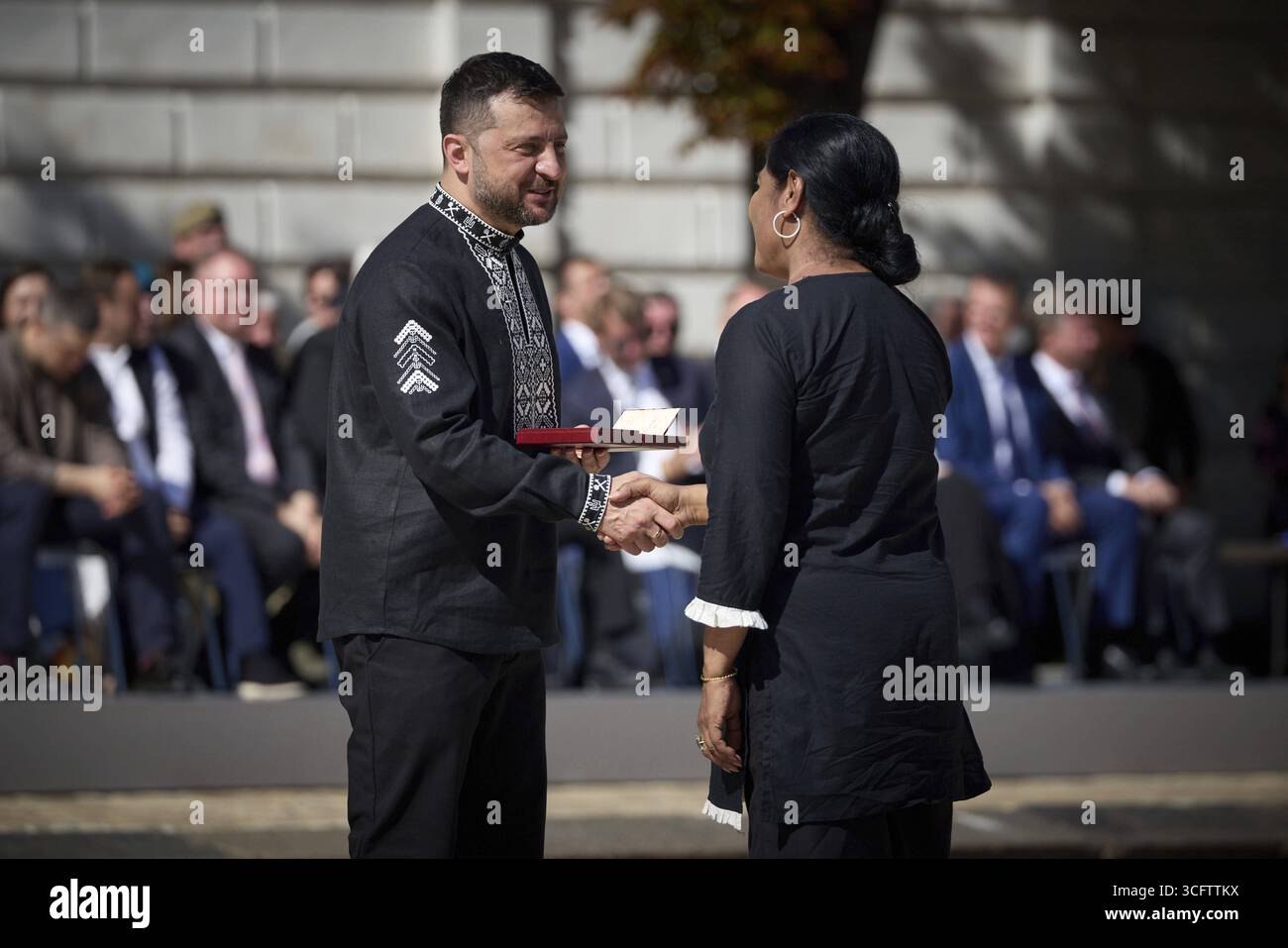 Ukrainischer Präsident Wolodymyr Zelenskyj markiert Unabhängigkeitstag 24. August 2025, Kiew, Ukraine: Ukrainischer Präsident Wolodymyr Zelenskyj, links, überreicht Prof. Mridula Ghosch den Verdienstkreuz 3. Klasse während der Zeremonien zum ukrainischen Unabhängigkeitstag am 24. August 2025 auf dem Sophia-Platz in Kiew, Ukraine. Zelensky war Gastgeber des kanadischen Premierministers Mark Carney. Credit Image: Ukraine Presidentship/Ukrainische Pre/Planet Pix Via ZUMA Press Wire Kiew Ukraine *** ukrainischer Präsident Wolodymyr Zelenskyj Marks Unabhängigkeitstag 24. August 2025, Kiew, Ukraine ukrainischer Präsident Wolodymyr Zel Stockfoto