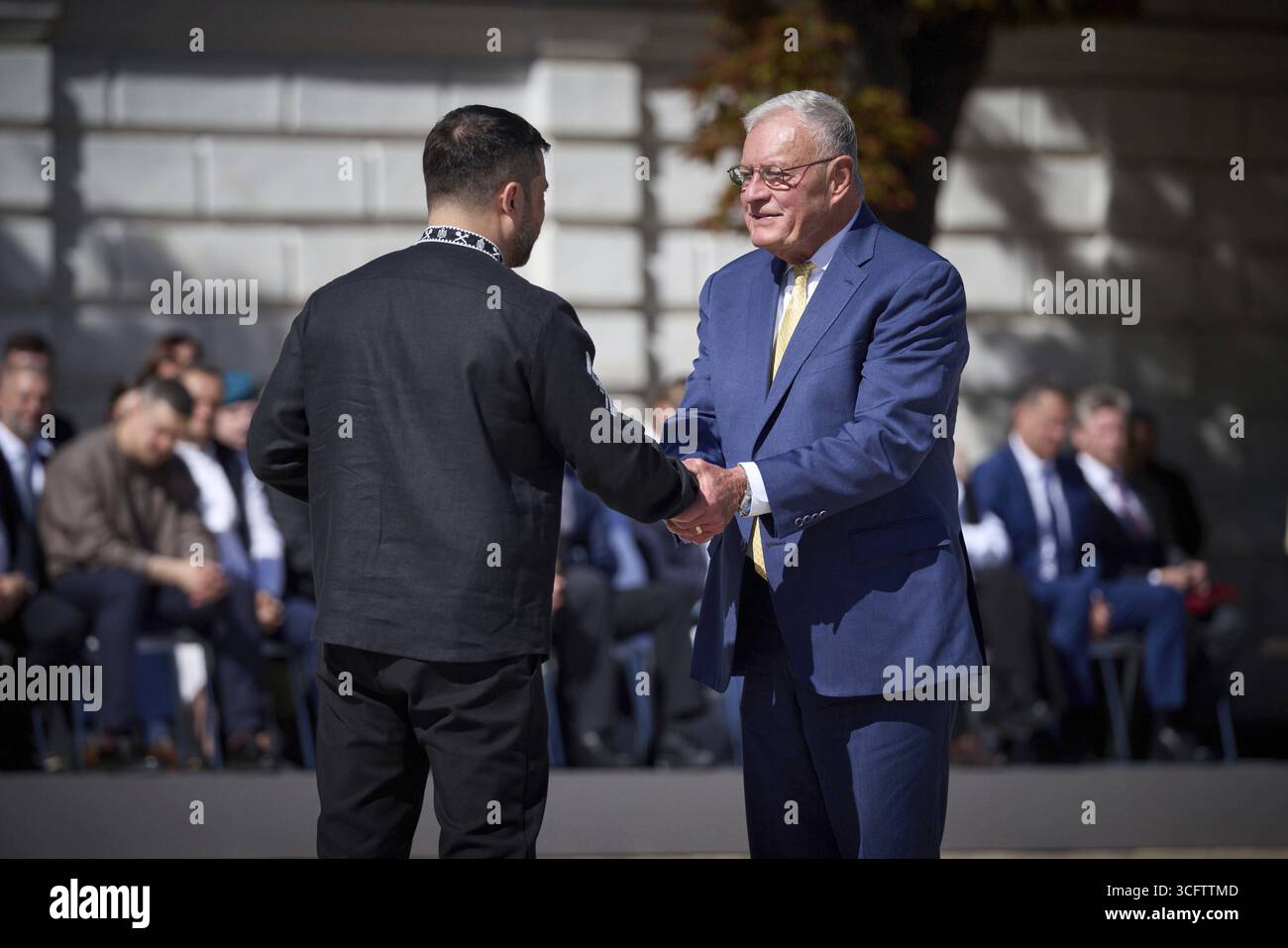 Ukrainischer Präsident Wolodymyr Zelenskyj Marks Unabhängigkeitstag 24. August 2025, Kiew, Ukraine: Ukrainischer Präsident Wolodymyr Zelenskyj, links, präsentiert den Verdienstorden 1. Klasse an US-Ret. General Keith Kellogg, rechts, während der Zeremonien zum ukrainischen Unabhängigkeitstag auf dem Sophia-Platz, 24. August 2025 in Kiew, Ukraine. Zelensky war Gastgeber des kanadischen Premierministers Mark Carney. Credit Image: Ukraine Presidentship/Ukrainische Pre/Planet Pix Via ZUMA Press Wire Kiew Ukraine *** ukrainischer Präsident Wolodymyr Zelenskyj Marks Unabhängigkeitstag 24. August 2025, Kiew, Ukraine ukrainischer Vorsitzender Stockfoto