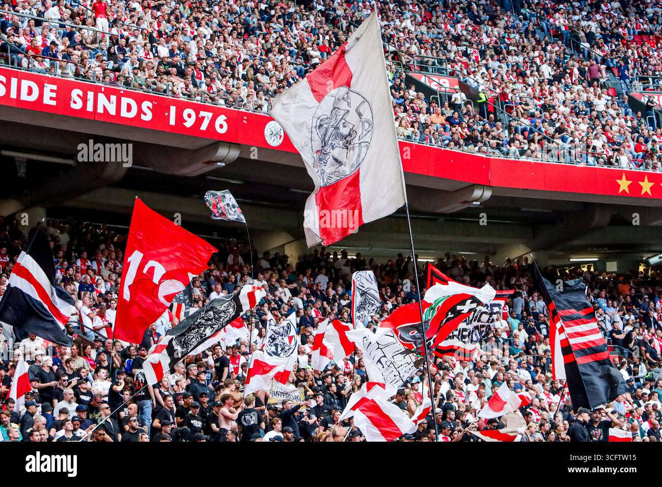 Anhänger des AFC Ajax während des niederländischen Eredivisie-Spiels zwischen AFC Ajax und Heracles Almelo in der Johan Cruijff Arena am 24. August 2025 in Amsterdam. (Quelle: Warz Brinkerhof/MTB-Foto/Alamy Live News) Stockfoto