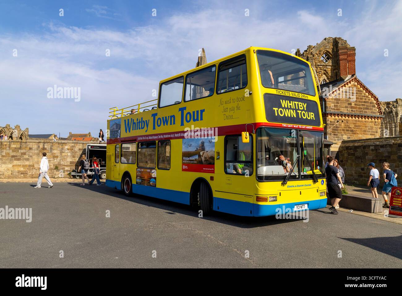 Whitby Town Open Top Bus Tour, geparkt vor Whitby Abbey Stockfoto