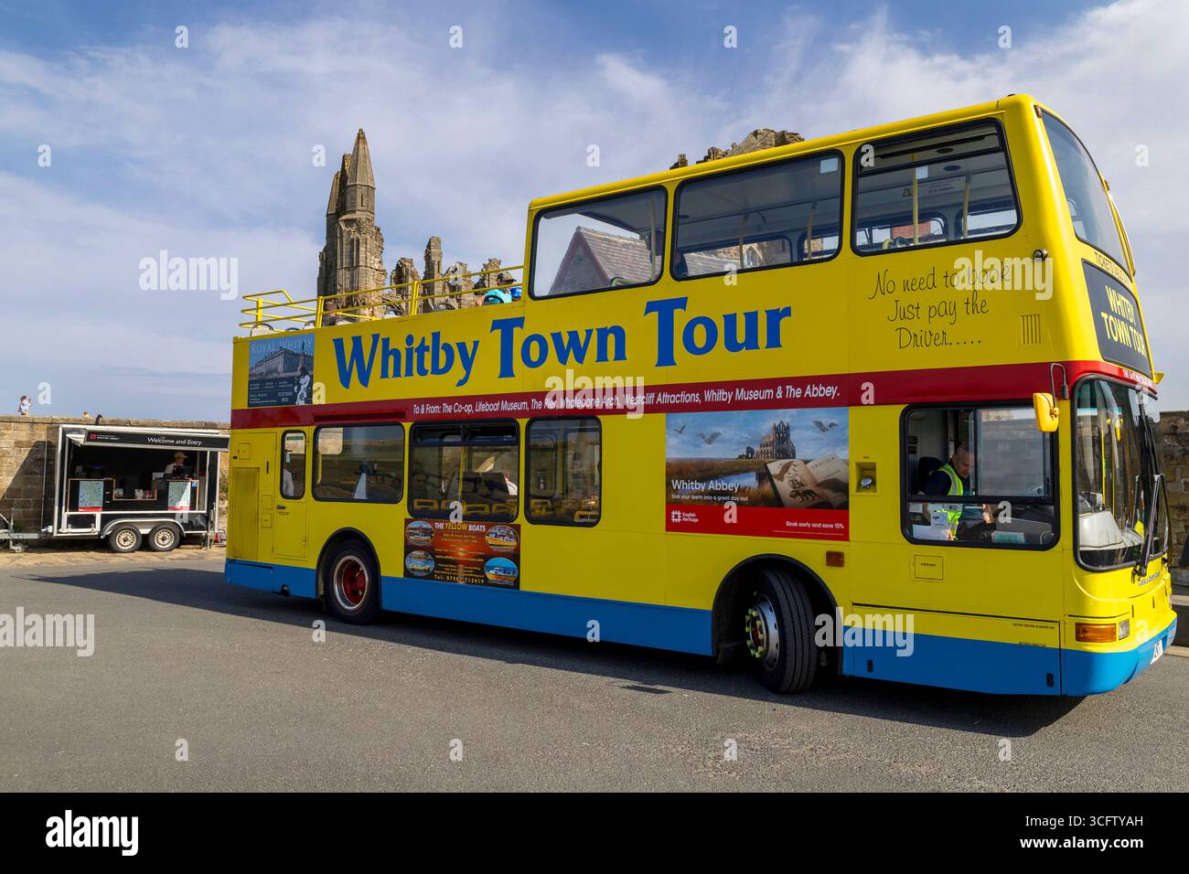 Whitby Town Open Top Bus Tour, geparkt vor Whitby Abbey Stockfoto