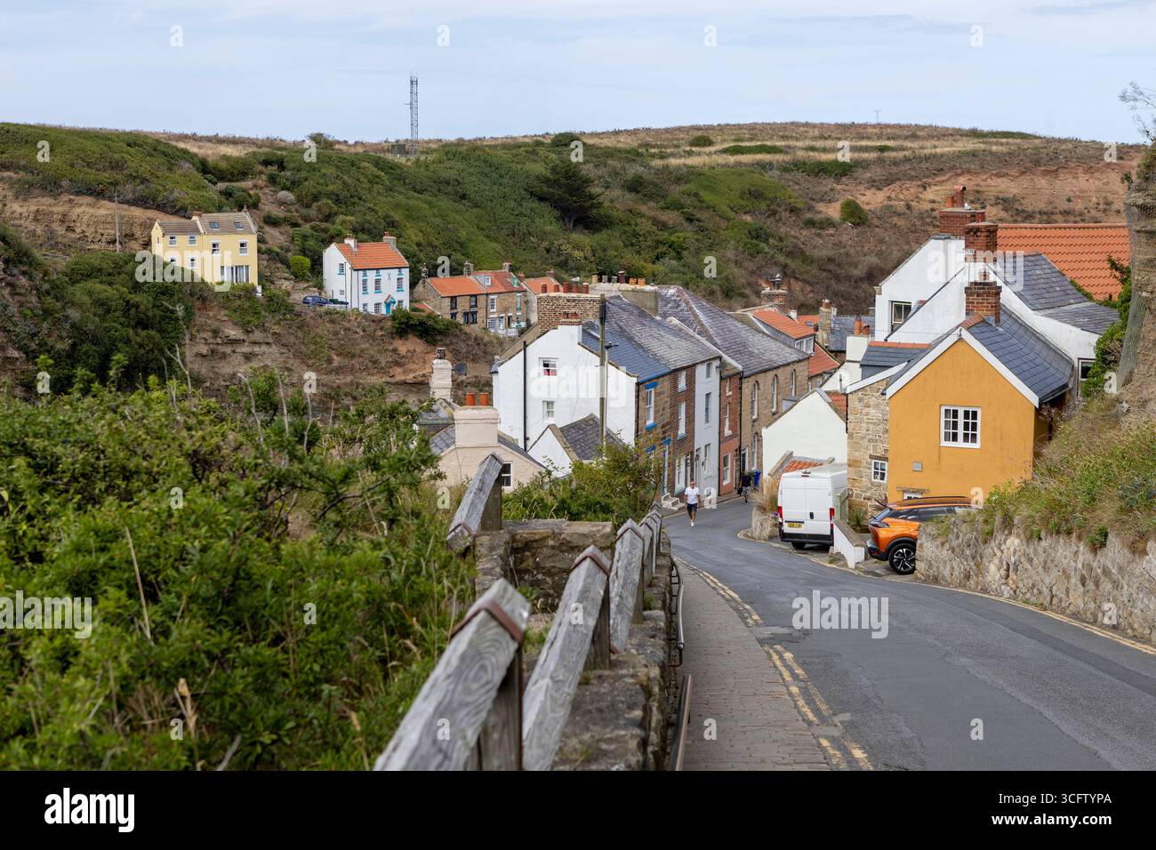 Spaziergang entlang der High Street in Staithes, einem Dorf in North Yorkshire, England Stockfoto