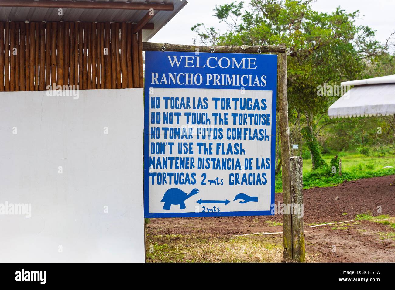Ein Schild, das Besucher in Rancho Primicias in einer üppigen grünen natürlichen Umgebung begrüßt. Insel Santa Cruz, Galapagos Ecuador Stockfoto