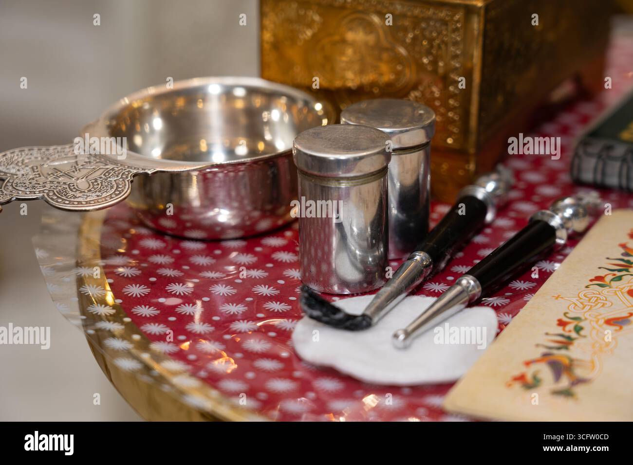 Nahaufnahme von liturgischen Metallgefäßen und Werkzeugen, die bei christlichen religiösen Zeremonien verwendet werden Stockfoto