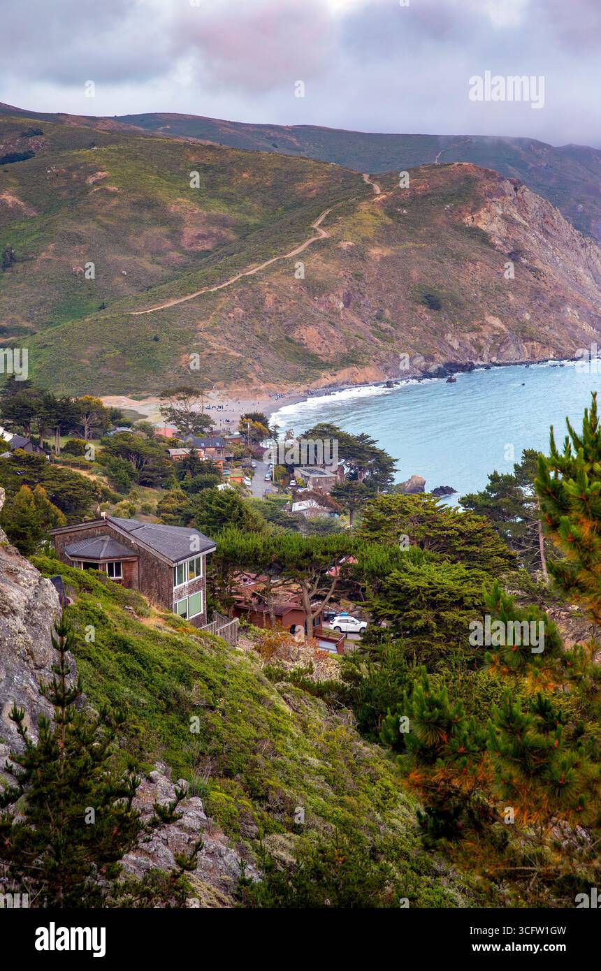 Malerischer Blick auf die nordkalifornische Küstengemeinde Muir Beach in Marin County, San Francisco Bay Area. Stockfoto