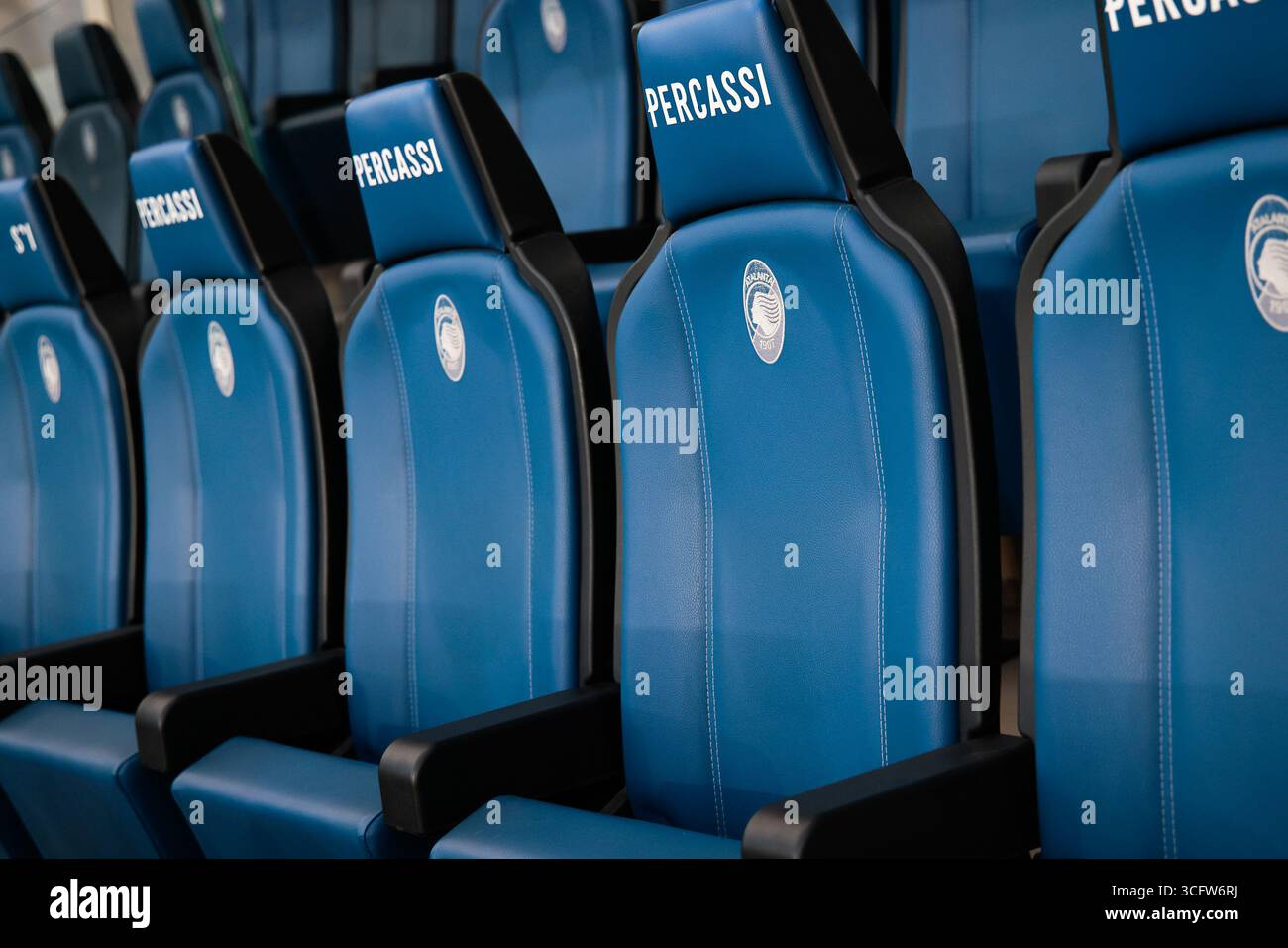 August 2025; Gewiss-Stadion, Bergamo, Italien, Fußball der Serie A, Atalanta gegen Pisa; die Bänke für die Atalanta-Ersatzspieler Stockfoto