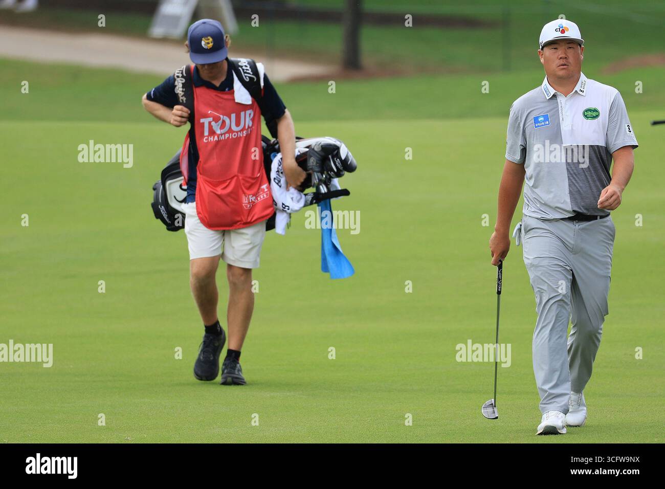 ATLANTA, GA - AUGUST 24: Sungjae Im of South Korea approaches the 18th green during the final round of the PGA FedEx Cup Playoffs on Sunday August 24, 2025 at East Lake Golf Club in Atlanta, Georgia. (Photo by David J. Griffin/Icon Sportswire) (Icon Sportswire via AP Images) Stockfoto
