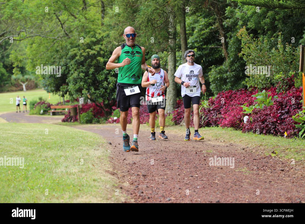 Athleten treten beim Ultra-Ausdauerrennen im Hinterhof auf malerischen Wegen auf den Azoren, Portugal, an. Stockfoto