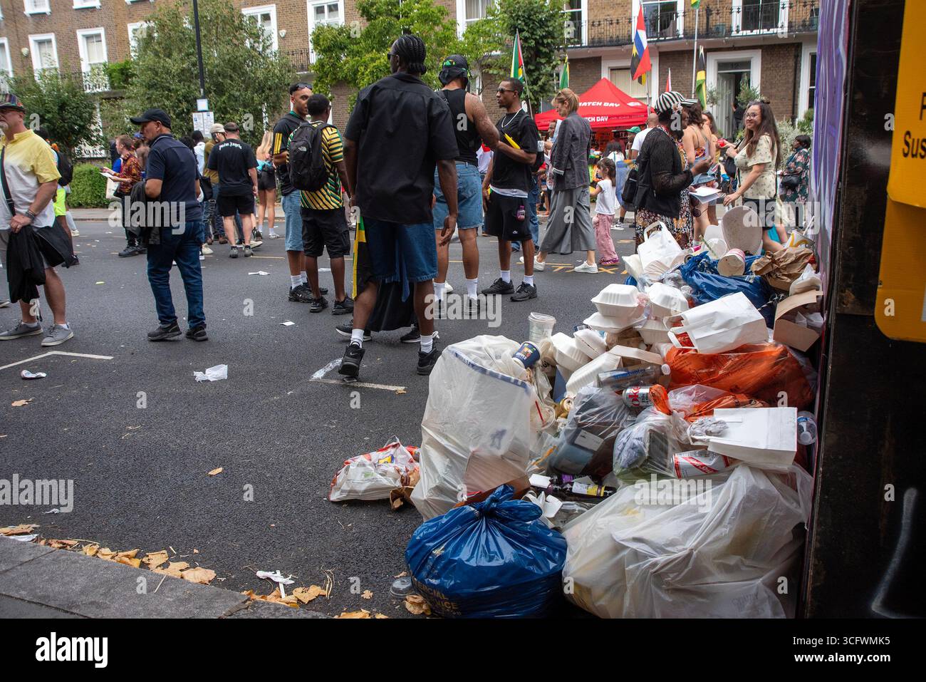 London, Großbritannien. August 2025. Die Leute laufen am Müll entlang der Portobello Road in der Nähe der Eingangstoren des Notting Hill Carnival in London. Der Notting Hill Carnival ist eines der größten Straßenfeste der Welt. Es ist ein jährlicher Karibikkarneval, der seit 1966 in London am Feiertagswochenende im August auf den Straßen von Notting Hill stattfindet. Quelle: SOPA Images Limited/Alamy Live News Stockfoto