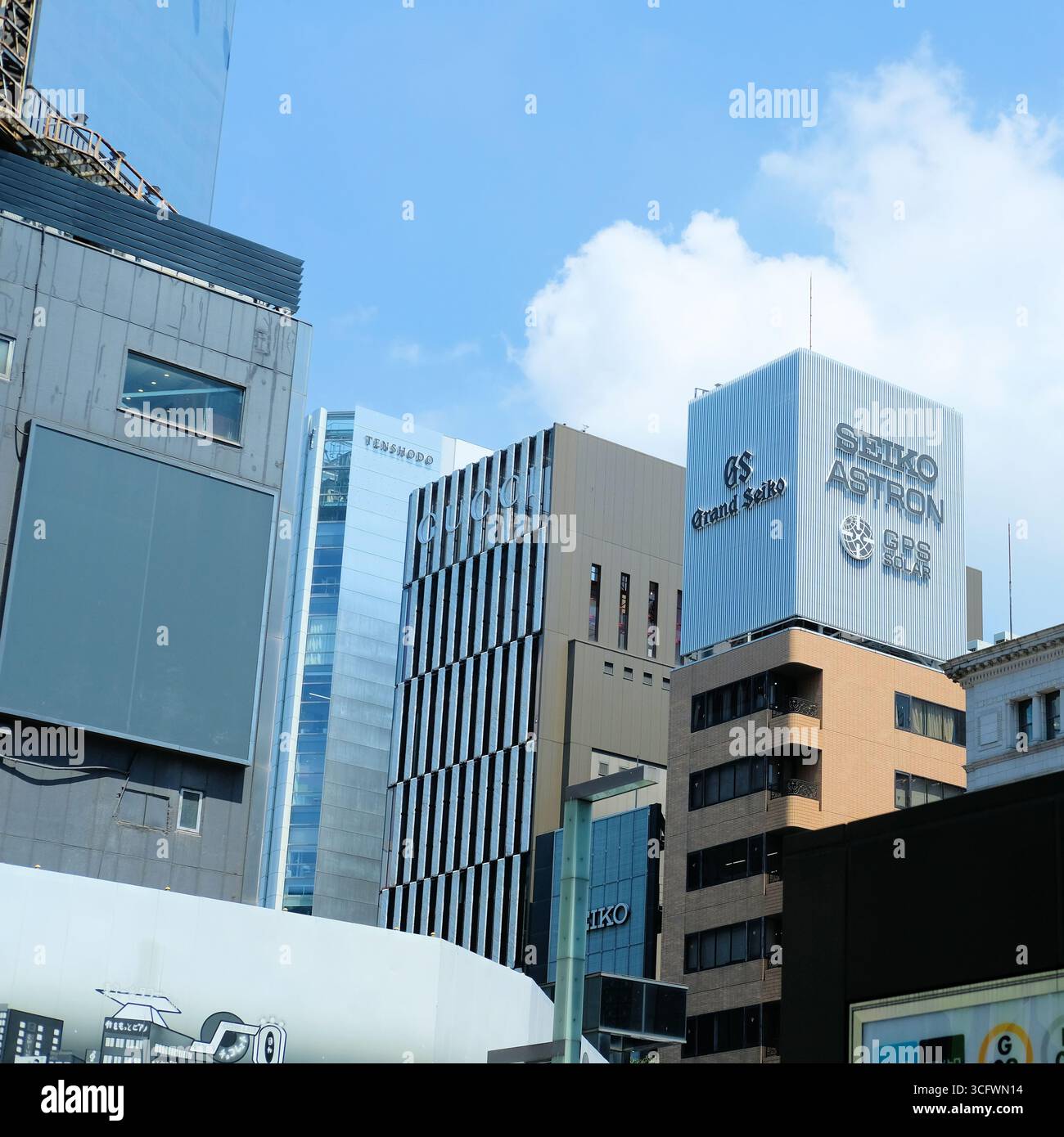 Grand Seiko und Seiko Astron Gebäude auf Chuo-dori in Ginza, Tokio, Japan; Seiko beobachten Markenboutiquen und Geschäfte. Stockfoto