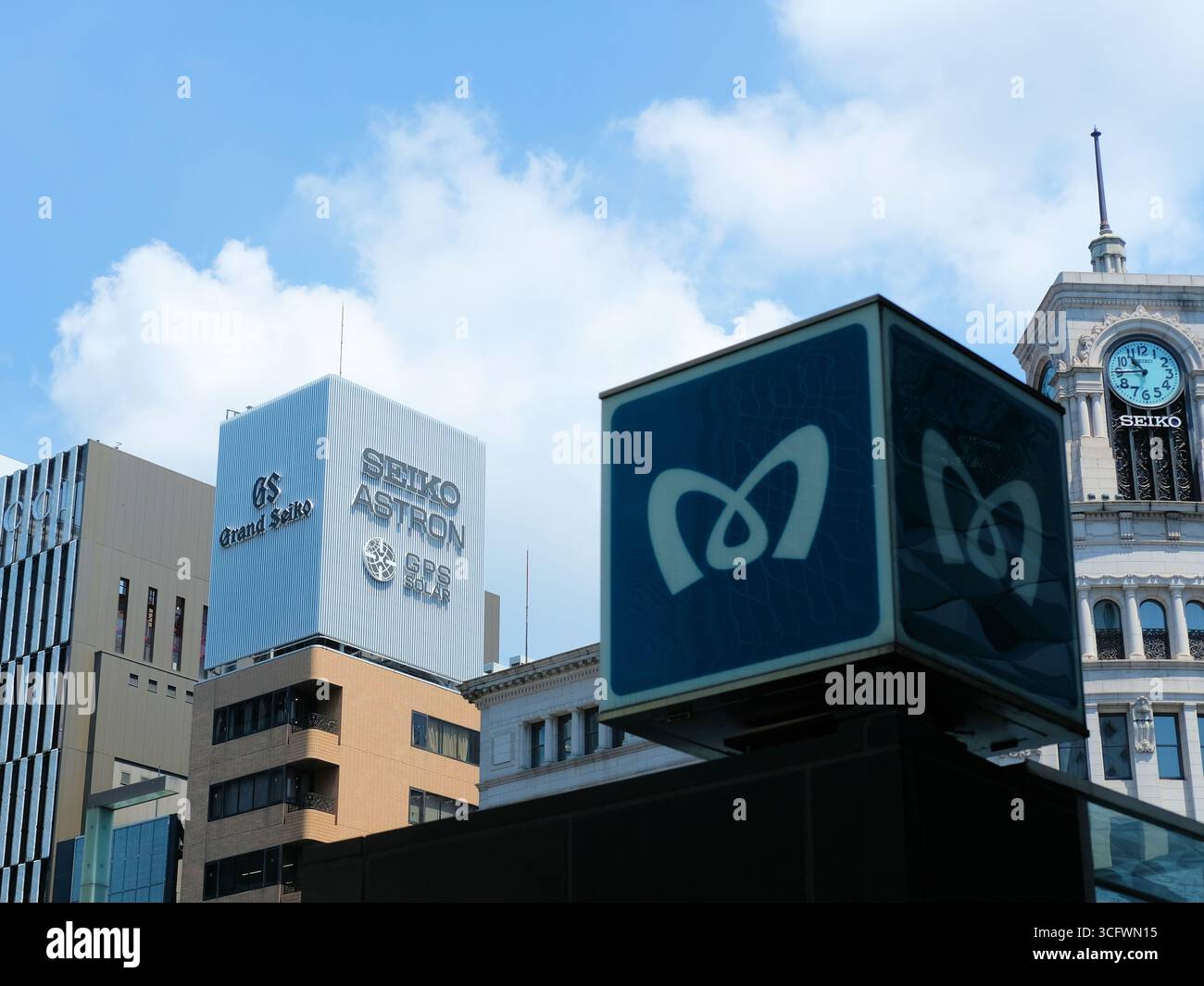 Tokio Metro-Schild an der U-Bahn-Station Ginza auf Chuo-dori mit Seiko Uhrenturm und Grand Seiko und Seiko Astron Geschäften im Hintergrund; Tokio, Japan. Stockfoto
