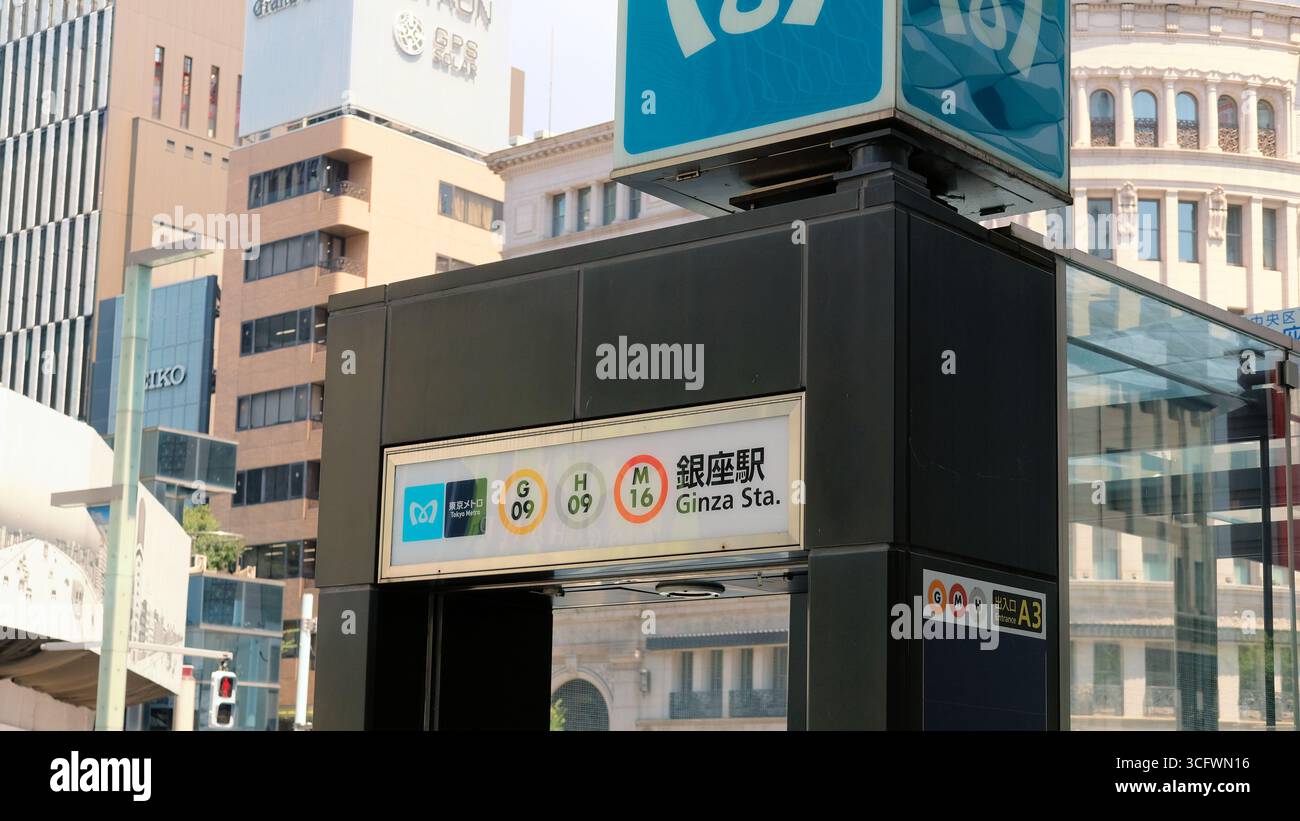 Eintritt zum Bahnhof Ginza auf Chuo-dori; U-Bahn-Station in Tokio, Japan, wo sich die Linien Ginza (G-09), Marunouchi (M-16) und Hibiya (H-09) treffen. Stockfoto