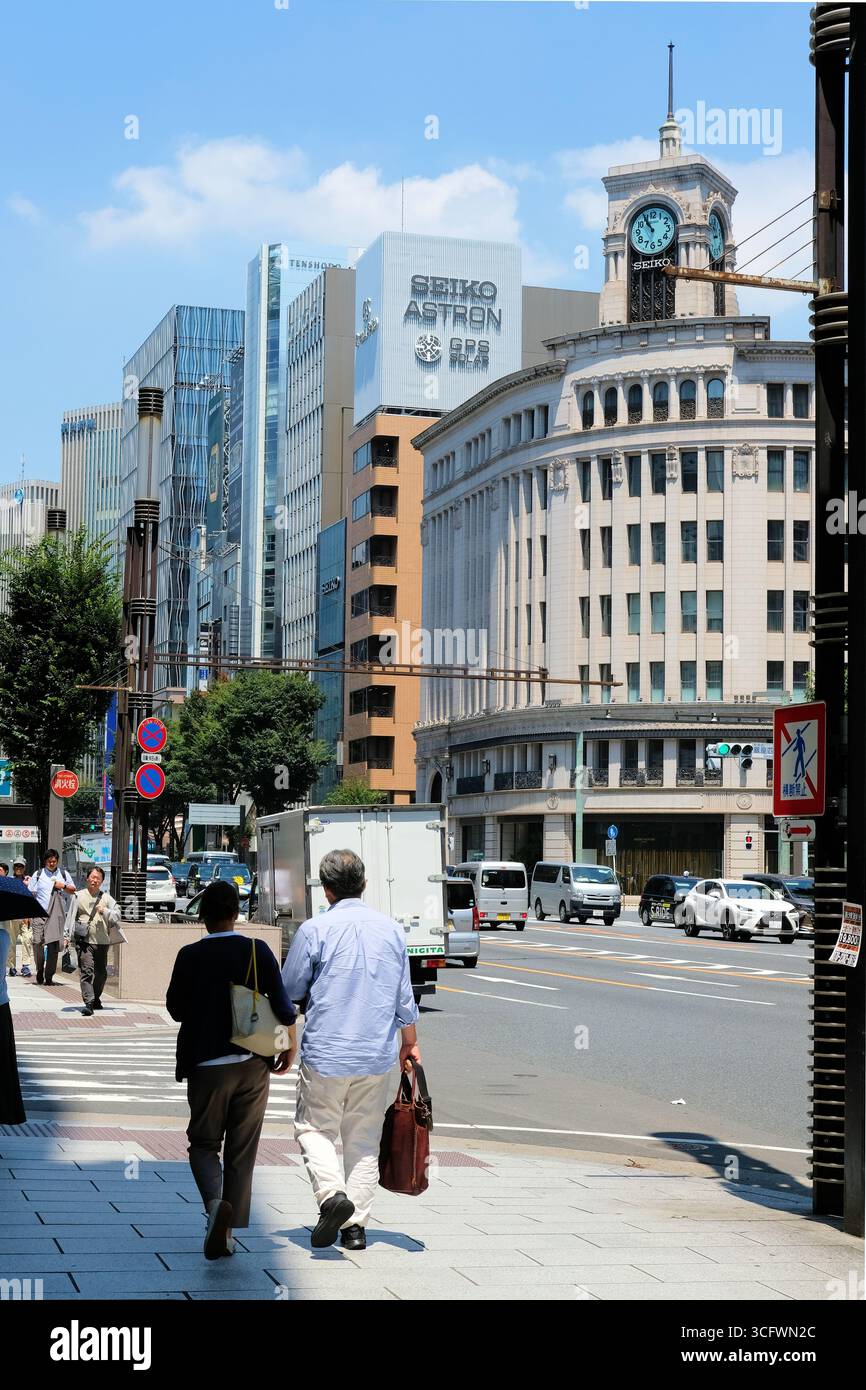 Seiko Uhrenturm im WAKO-Gebäude auf Chuo-dori mit Autos und Fußgängern in Ginza, Tokio, Japan; Grand Seiko, Seiko Astron, Seiko House. Stockfoto