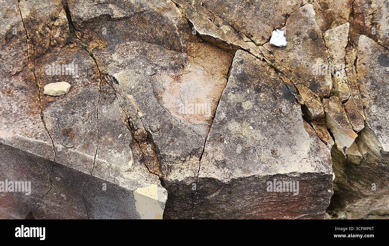 Gerissene, verwitterte Felsoberfläche mit natürlichen Texturen - Smartphone-aufgenommenes Stockfoto