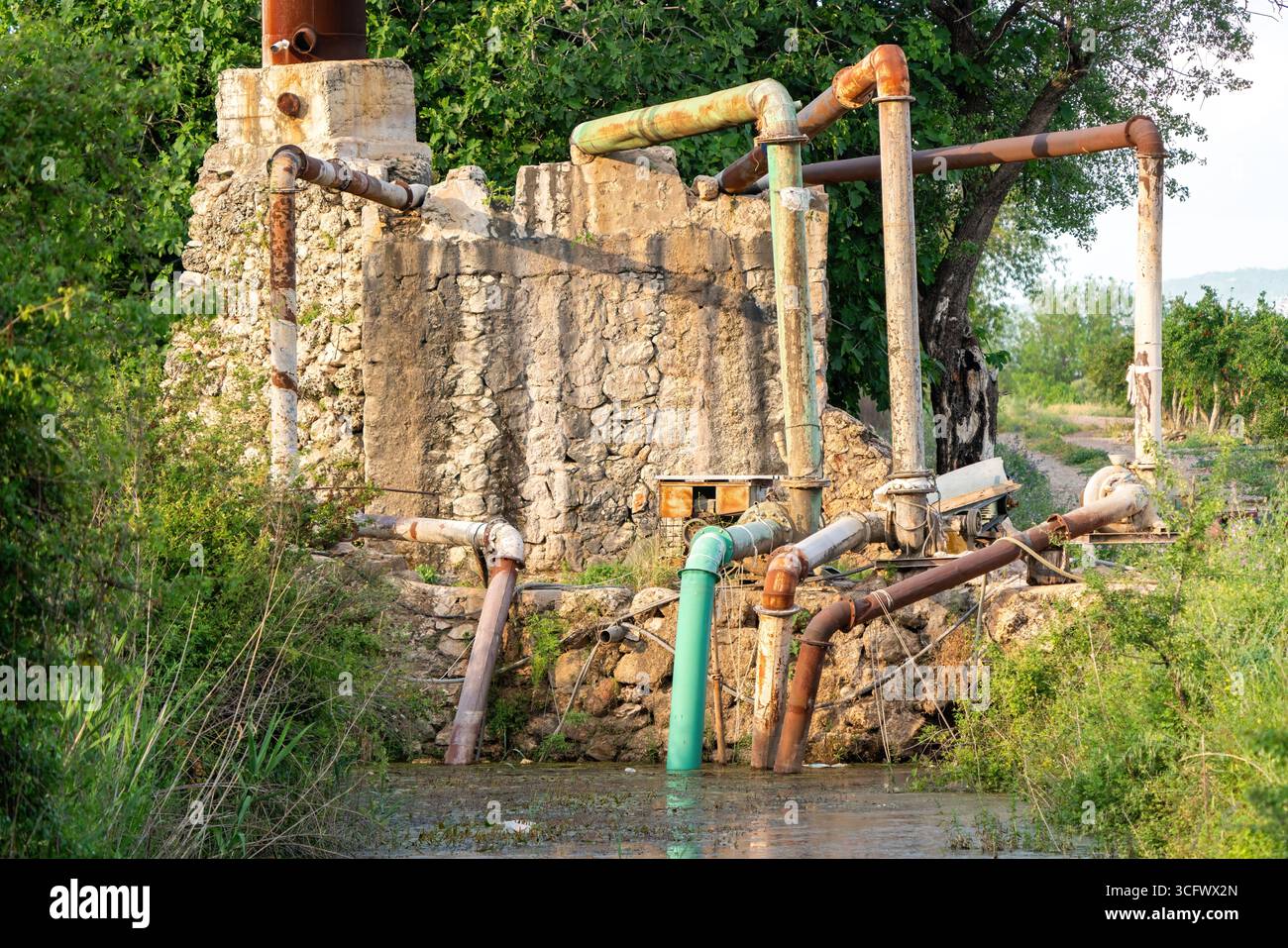 Altmodische Bewässerungssysteme in der Landwirtschaft Stockfoto