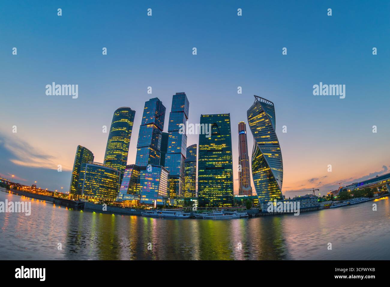 Moskau Russland, Skyline der Stadt bei Sonnenuntergang im Geschäftszentrum und am Fluss Moskau Stockfoto