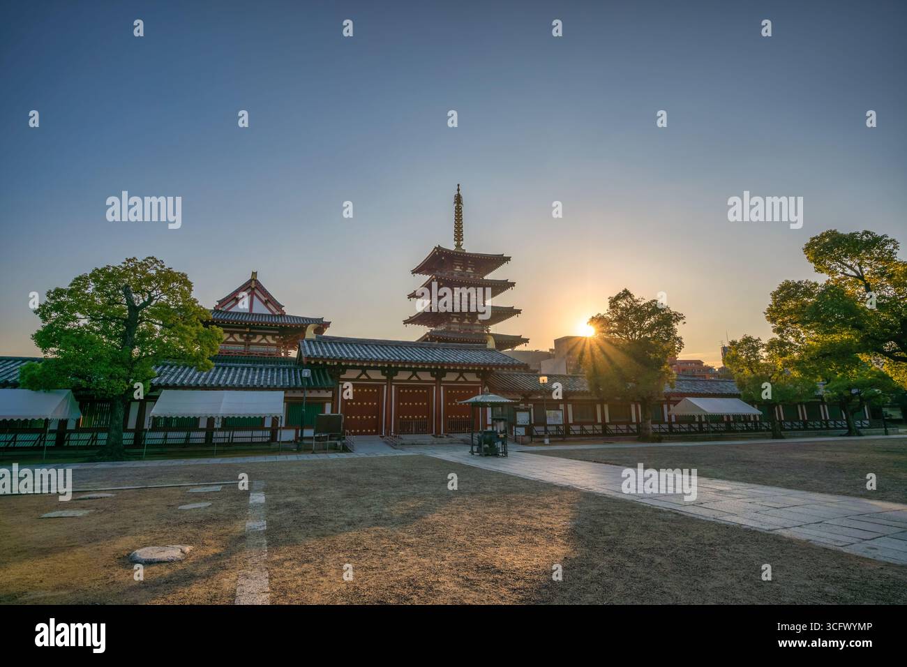 Osaka Japan, Sonnenaufgang im Shitennoji Tempel in der Herbstsaison Stockfoto