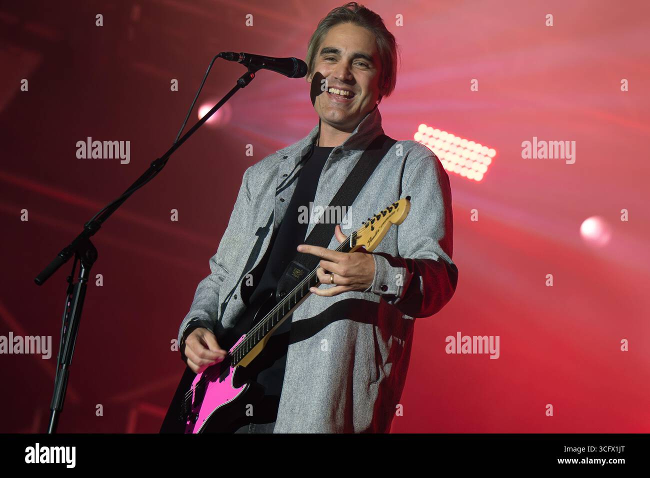 Charlie Simpson von Busted sah live auf der Hauptbühne des Carfests. Carfest, das größte Familienfestival in Großbritannien, das von Chis Evans ins Leben gerufen wurde, kehrte vom 23. Bis 25. August 2025 zur Laverstoke Park Farm in Hampshire zurück, um sein letztes Mal zu feiern, bevor es im nächsten Jahr nach Silverstone zog. Das Festival bietet sieben magische Festivals an einem Ort mit fantastischer Live-Musik auf der Hauptbühne des Festivals. Fotos von der Hauptbühne am Samstag, den 24. August 2025, von einer Besetzung mit Rita ora, Busted, Sam Ryder, Kim Wilde und der Rick Parfitt Jn Band. (Foto von Stockfoto