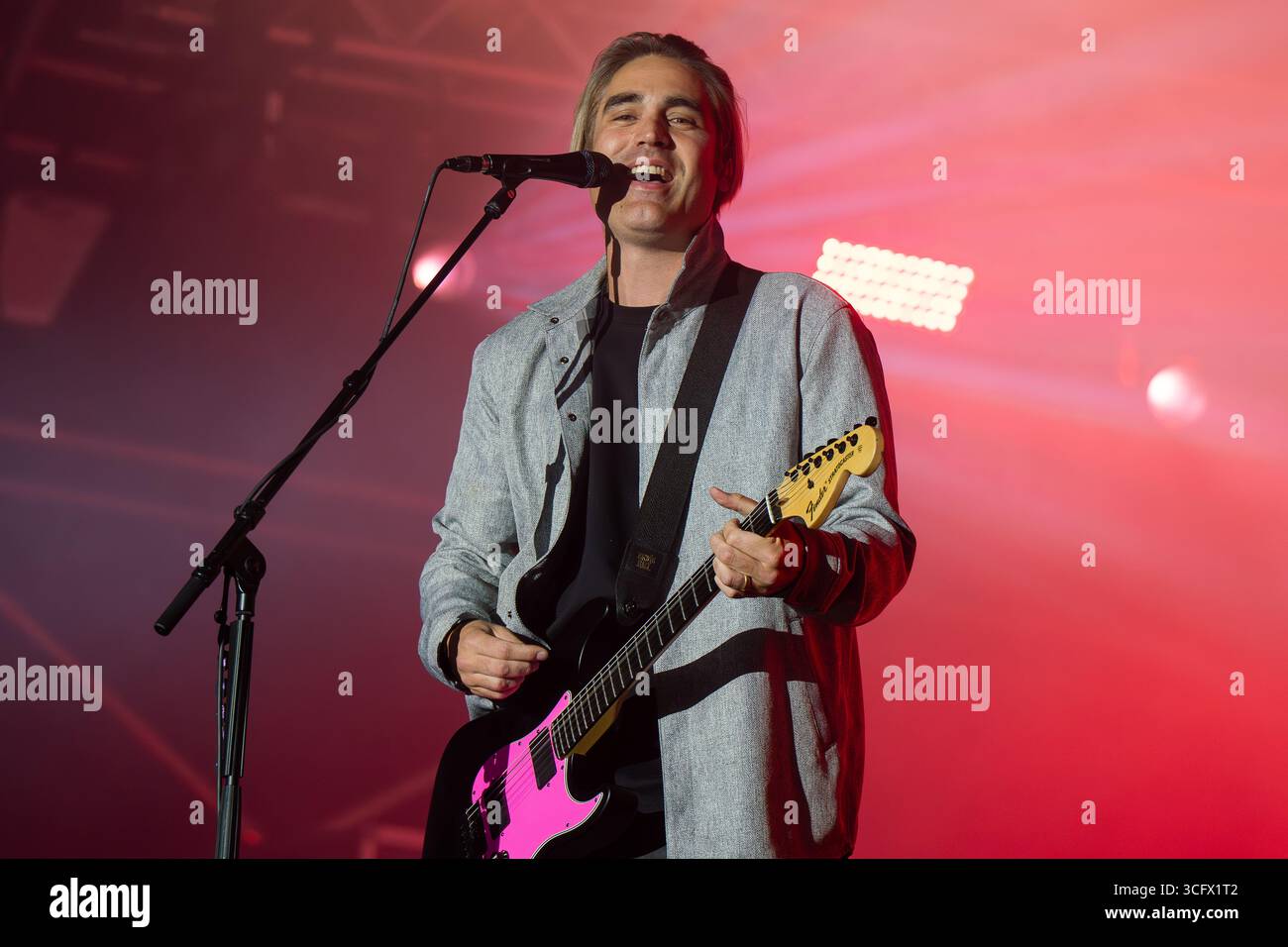 Charlie Simpson von Busted sah live auf der Hauptbühne des Carfests. Carfest, das größte Familienfestival in Großbritannien, das von Chis Evans ins Leben gerufen wurde, kehrte vom 23. Bis 25. August 2025 zur Laverstoke Park Farm in Hampshire zurück, um sein letztes Mal zu feiern, bevor es im nächsten Jahr nach Silverstone zog. Das Festival bietet sieben magische Festivals an einem Ort mit fantastischer Live-Musik auf der Hauptbühne des Festivals. Fotos von der Hauptbühne am Samstag, den 24. August 2025, von einer Besetzung mit Rita ora, Busted, Sam Ryder, Kim Wilde und der Rick Parfitt Jn Band. (Foto von Stockfoto