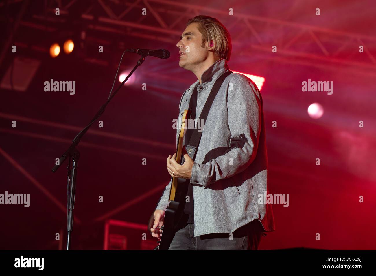 Charlie Simpson von Busted sah live auf der Hauptbühne des Carfests. Carfest, das größte Familienfestival in Großbritannien, das von Chis Evans ins Leben gerufen wurde, kehrte vom 23. Bis 25. August 2025 zur Laverstoke Park Farm in Hampshire zurück, um sein letztes Mal zu feiern, bevor es im nächsten Jahr nach Silverstone zog. Das Festival bietet sieben magische Festivals an einem Ort mit fantastischer Live-Musik auf der Hauptbühne des Festivals. Fotos von der Hauptbühne am Samstag, den 24. August 2025, von einer Besetzung mit Rita ora, Busted, Sam Ryder, Kim Wilde und der Rick Parfitt Jn Band. (Foto von Stockfoto
