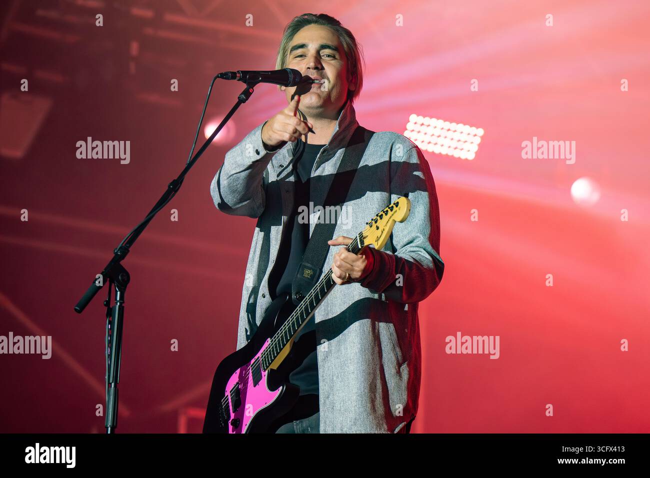 Charlie Simpson von Busted sah live auf der Hauptbühne des Carfests. Carfest, das größte Familienfestival in Großbritannien, das von Chis Evans ins Leben gerufen wurde, kehrte vom 23. Bis 25. August 2025 zur Laverstoke Park Farm in Hampshire zurück, um sein letztes Mal zu feiern, bevor es im nächsten Jahr nach Silverstone zog. Das Festival bietet sieben magische Festivals an einem Ort mit fantastischer Live-Musik auf der Hauptbühne des Festivals. Fotos von der Hauptbühne am Samstag, den 24. August 2025, von einer Besetzung mit Rita ora, Busted, Sam Ryder, Kim Wilde und der Rick Parfitt Jn Band. (Foto von Stockfoto