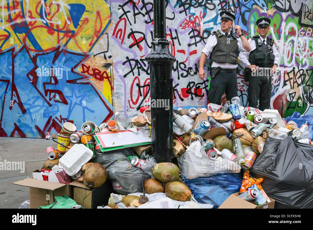 London, Großbritannien. August 2025. Müll, Lebensmittelverpackungen und Plastikflaschen stapelten sich auf einer Straße und warteten auf die Aufräumarbeiten, die nach jedem Karnevalstag stattfinden. Der Londoner Notting Hill Carnival ist Europas größtes Straßenfest und nach Rio der zweitgrößte Straßenkarneval der Welt, der regelmäßig rund 2 Millionen Menschen an den Feiertagen anzieht. Quelle: Imageplotter/Alamy Live News Stockfoto