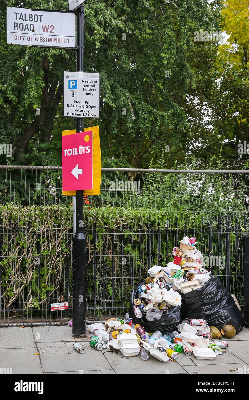 London, Großbritannien. August 2025. Müll, Lebensmittelverpackungen und Plastikflaschen stapelten sich auf einer Straße und warteten auf die Aufräumarbeiten, die nach jedem Karnevalstag stattfinden. Der Londoner Notting Hill Carnival ist Europas größtes Straßenfest und nach Rio der zweitgrößte Straßenkarneval der Welt, der regelmäßig rund 2 Millionen Menschen an den Feiertagen anzieht. Quelle: Imageplotter/Alamy Live News Stockfoto